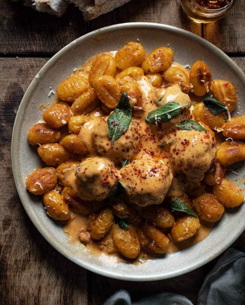 Creamy Garlic Butter Gnocchi with Meatballs 🧄🧀